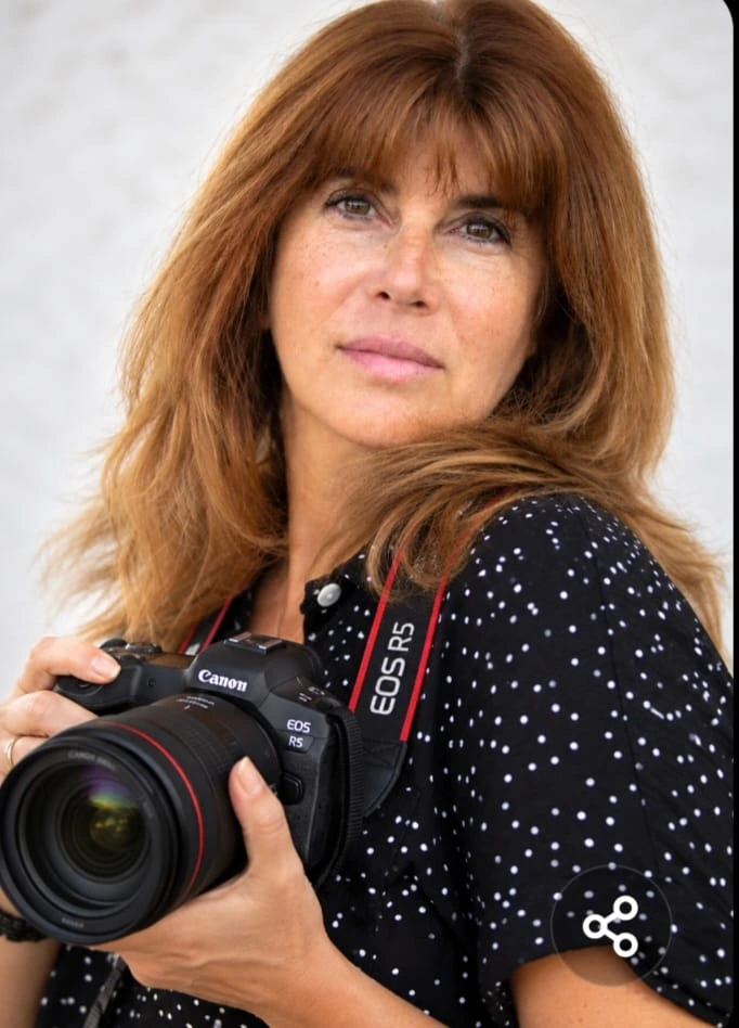 Michou, son appareil Canon en main, portrait de la photographe MOTOR FEST